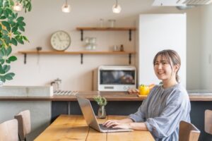 ネットショッピングをする女性