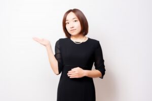 喪服姿の女性