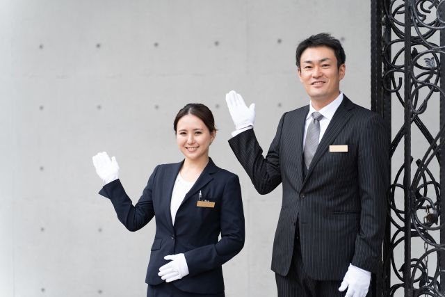 黒いスーツ姿の男性と女性